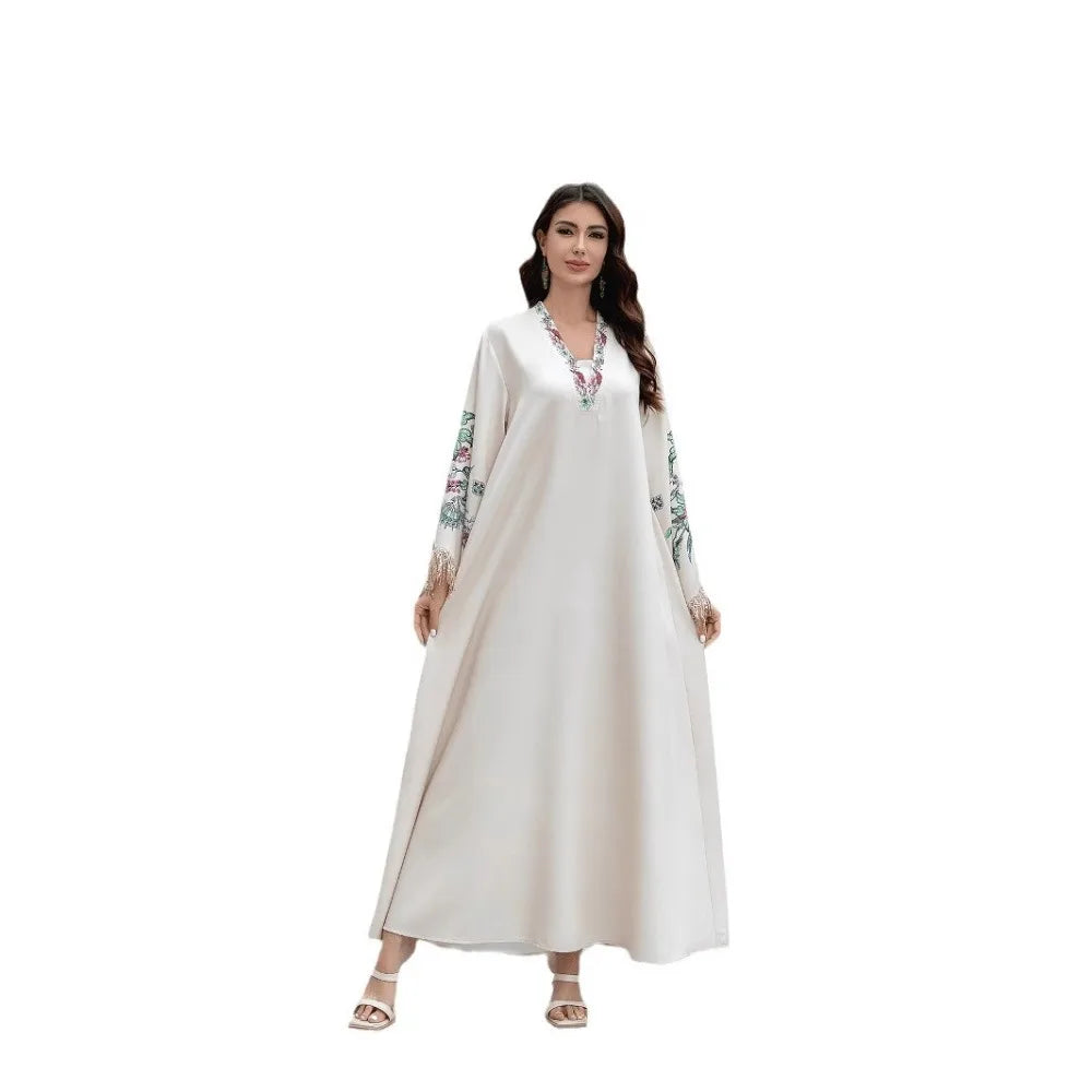 Abaya pour femme musulmane de Dubaï. Robe élégante et tendance de style arabe, avec un col en V, des motifs brodés et des pompons.
