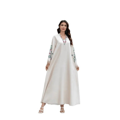 Abaya pour femme musulmane de Dubaï. Robe élégante et tendance de style arabe, avec un col en V, des motifs brodés et des pompons.