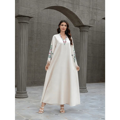 Abaya pour femme musulmane de Dubaï. Robe élégante et tendance de style arabe, avec un col en V, des motifs brodés et des pompons.