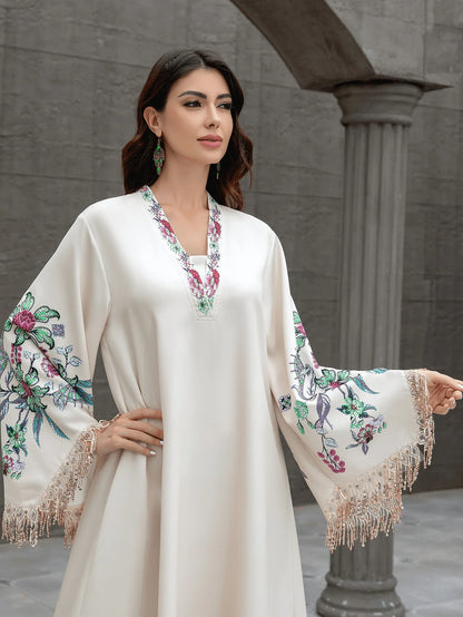 Abaya pour femme musulmane de Dubaï. Robe élégante et tendance de style arabe, avec un col en V, des motifs brodés et des pompons.