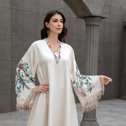 Abaya pour femme musulmane de Dubaï. Robe élégante et tendance de style arabe, avec un col en V, des motifs brodés et des pompons.
