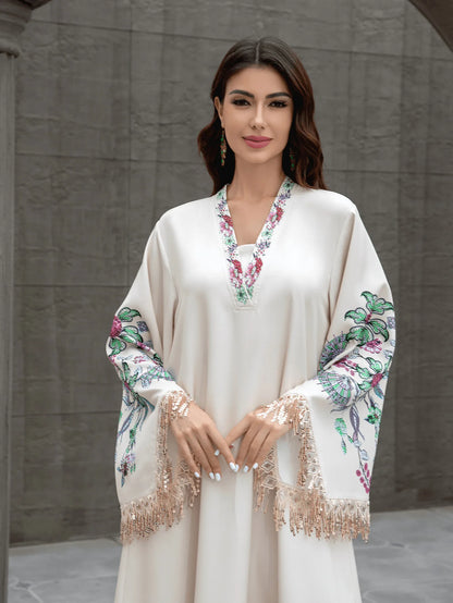 Abaya pour femme musulmane de Dubaï. Robe élégante et tendance de style arabe, avec un col en V, des motifs brodés et des pompons.