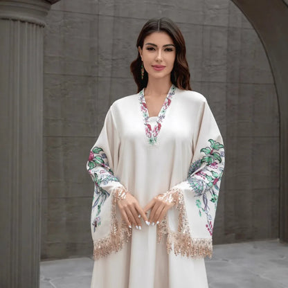Abaya pour femme musulmane de Dubaï. Robe élégante et tendance de style arabe, avec un col en V, des motifs brodés et des pompons.