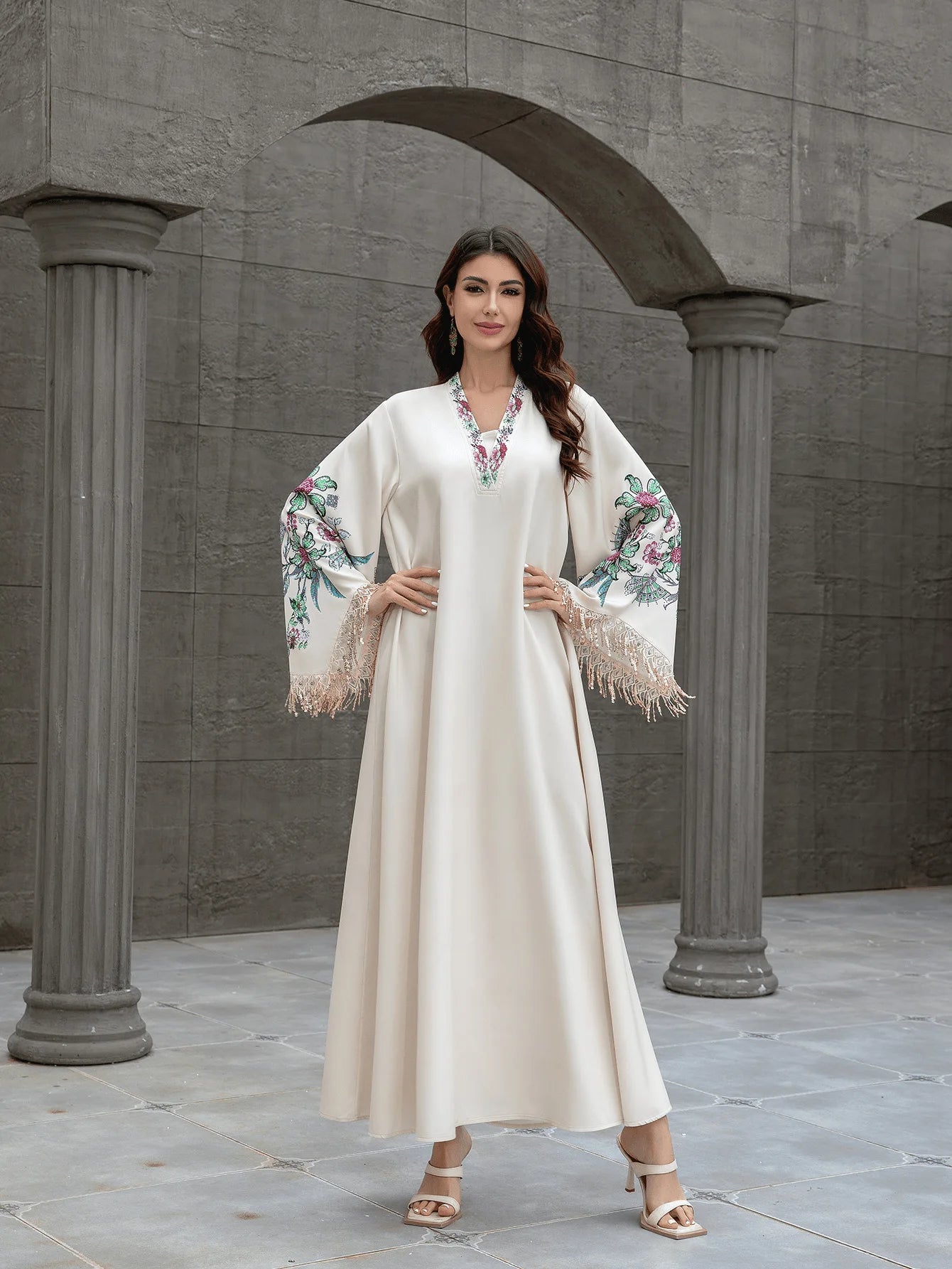 Abaya pour femme musulmane de Dubaï. Robe élégante et tendance de style arabe, avec un col en V, des motifs brodés et des pompons.