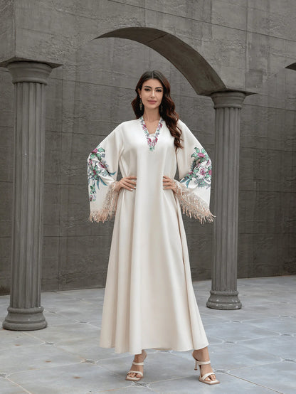 Abaya pour femme musulmane de Dubaï. Robe élégante et tendance de style arabe, avec un col en V, des motifs brodés et des pompons.