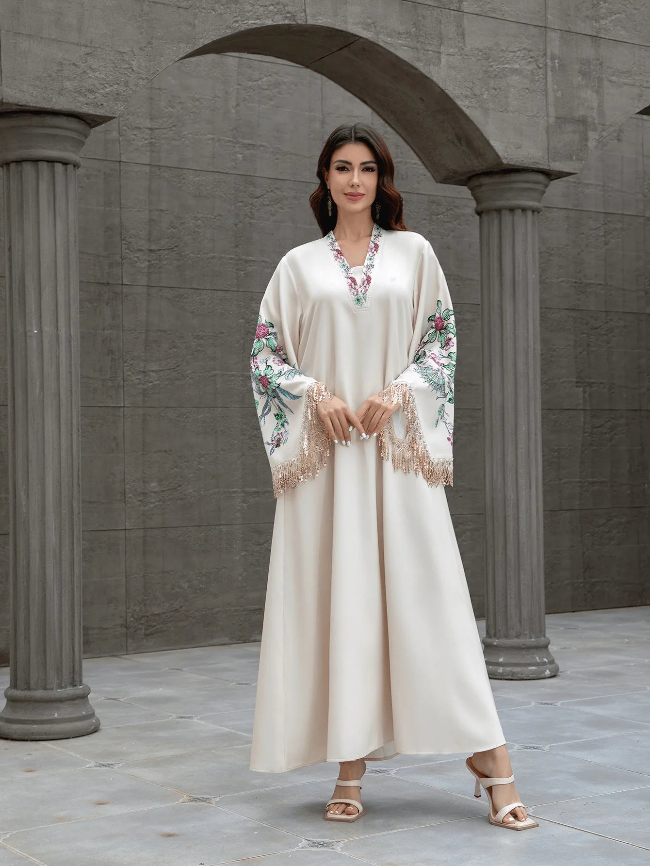 Abaya pour femme musulmane de Dubaï. Robe élégante et tendance de style arabe, avec un col en V, des motifs brodés et des pompons.