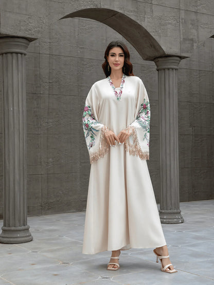 Abaya pour femme musulmane de Dubaï. Robe élégante et tendance de style arabe, avec un col en V, des motifs brodés et des pompons.