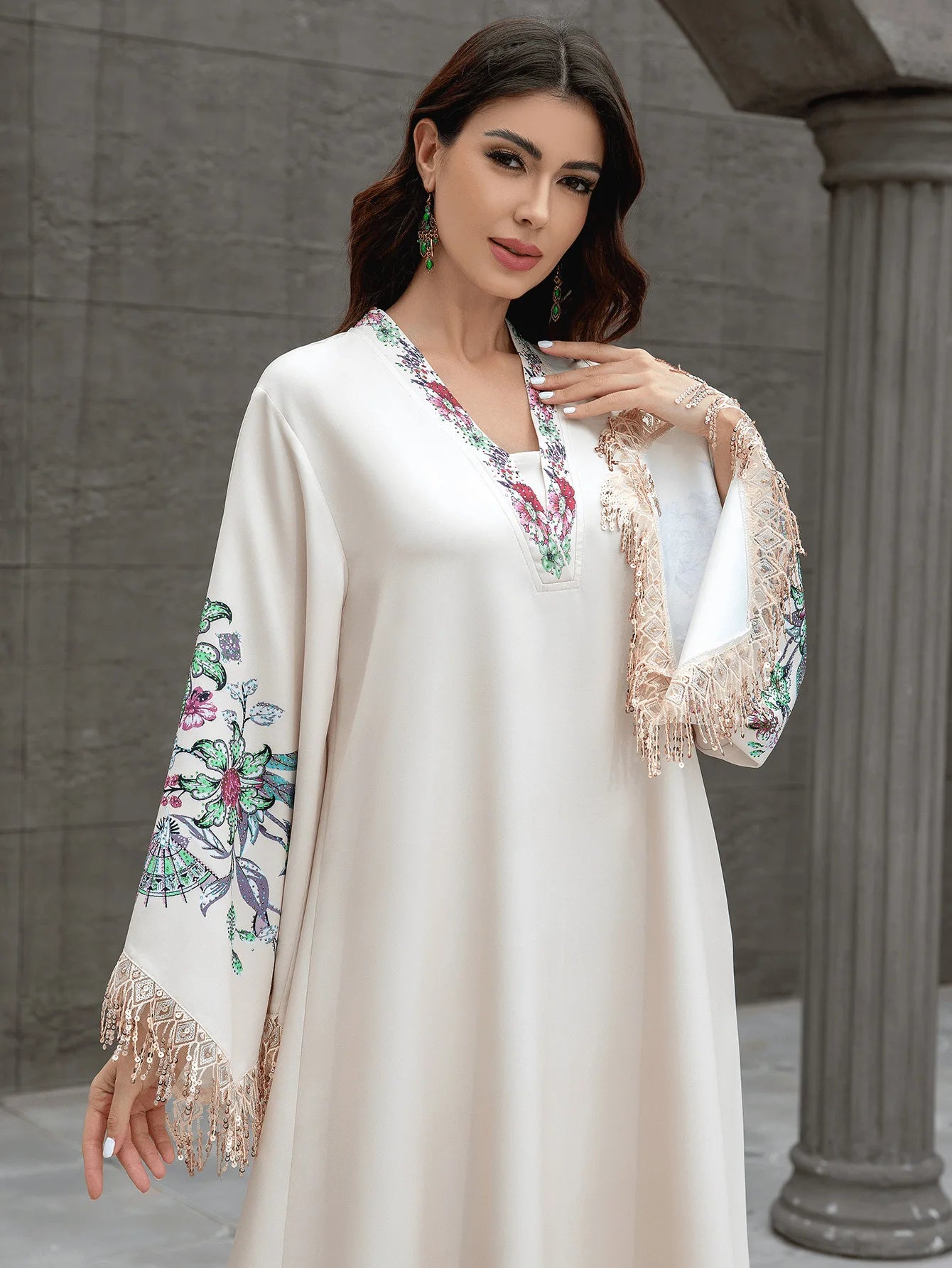 Abaya pour femme musulmane de Dubaï. Robe élégante et tendance de style arabe, avec un col en V, des motifs brodés et des pompons.