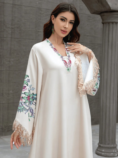 Abaya pour femme musulmane de Dubaï. Robe élégante et tendance de style arabe, avec un col en V, des motifs brodés et des pompons.