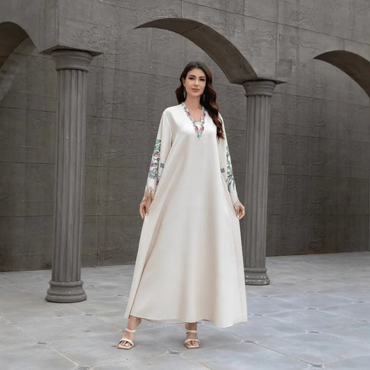Abaya pour femme musulmane de Dubaï. Robe élégante et tendance de style arabe, avec un col en V, des motifs brodés et des pompons.