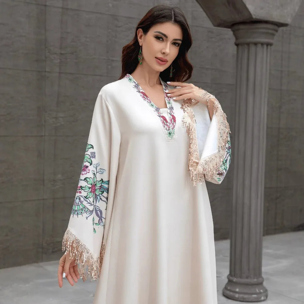 Abaya pour femme musulmane de Dubaï. Robe élégante et tendance de style arabe, avec un col en V, des motifs brodés et des pompons.