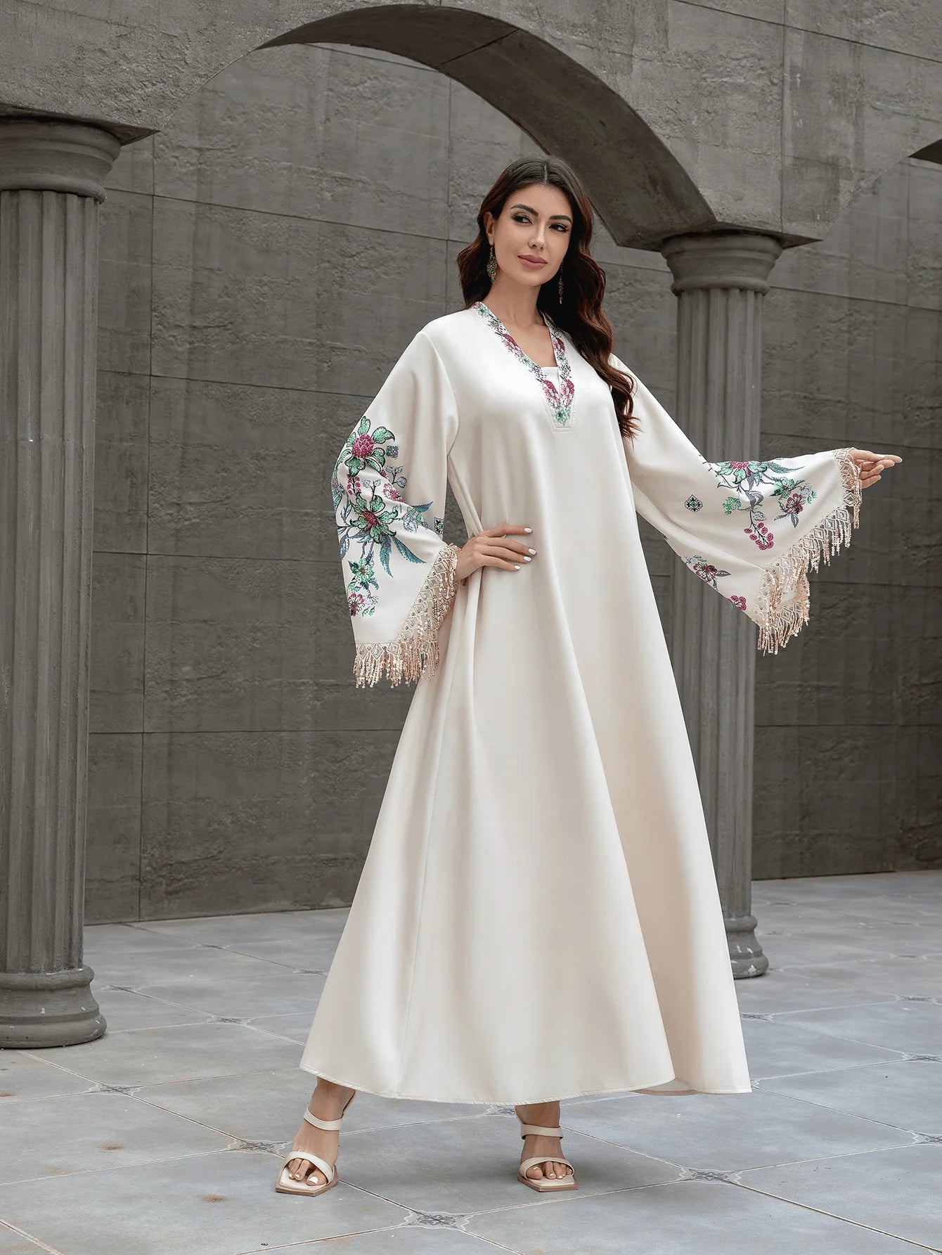 Abaya pour femme musulmane de Dubaï. Robe élégante et tendance de style arabe, avec un col en V, des motifs brodés et des pompons.